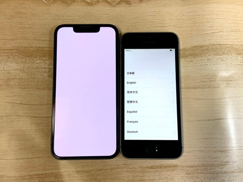 iohone13 miniとiPhone5Sを横に並べた画像